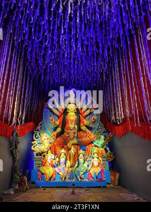 Kalkutta, Westbengalen, Indien. Oktober 2023. Allgemeiner Blick auf die Hindu-Göttin Durga an einem vorübergehenden Gotteshaus während des Durga Puja Festivals. (Credit Image: © Dipayan Bose/SOPA Images via ZUMA Press Wire) NUR REDAKTIONELLE VERWENDUNG! Nicht für kommerzielle ZWECKE! Stockfoto