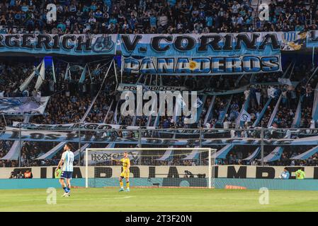 Buenos Aires, Argentinien. Oktober 2023. Fans des Racing Club während des Liga Argentina Spiels zwischen Racing Club und CA Boca Juniors spielten am 24. Oktober 2023 im Presidente Peron Stadium in Buenos Aires, Argentinien. (Foto: Santiago Joel Abdala/PRESSINPHOTO) Credit: PRESSINPHOTO SPORTS AGENCY/Alamy Live News Stockfoto