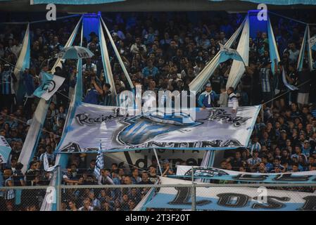 Buenos Aires, Argentinien. Oktober 2023. Fans des Racing Club während des Liga Argentina Spiels zwischen Racing Club und CA Boca Juniors spielten am 24. Oktober 2023 im Presidente Peron Stadium in Buenos Aires, Argentinien. (Foto: Santiago Joel Abdala/PRESSINPHOTO) Credit: PRESSINPHOTO SPORTS AGENCY/Alamy Live News Stockfoto