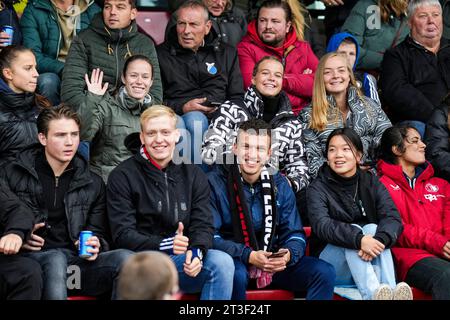 Rotterdam, Niederlande. Oktober 2023. Rotterdam - Juli Schneijderberg von Feyenoord V1, Kirsten van de Westeringh von Feyenoord V1, Amber Verspaget von Feyenoord V1 während der dritten Etappe der Gruppenphase der UEFA Youth League zwischen Feyenoord O19 und SS Lazio O19 bei Nieuw Varkenoord am 25. Oktober 2023 in Rotterdam, Niederlande. Credit: Box to Box Pictures/Alamy Live News Stockfoto