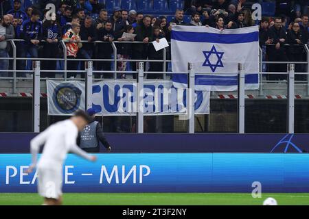 Mailand, Italien. Oktober 2023. Beim Fußballspiel der UEFA Champions League zwischen dem FC Internazionale und dem FC Salzburg wird am 24. Oktober 2023 im Stadio Giuseppe Meazza in Mailand eine Flagge des Staates Israel angebracht. Quelle: Marco Canoniero/Alamy Live News Stockfoto