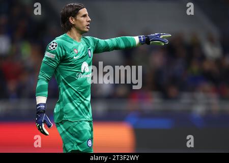 Mailand, Italien. Oktober 2023. Yann Sommer vom FC Internazionale Gesten während des Fußballspiels der UEFA Champions League zwischen dem FC Internazionale und dem FC Salzburg im Stadio Giuseppe Meazza am 24. Oktober 2023 in Mailand. Quelle: Marco Canoniero/Alamy Live News Stockfoto