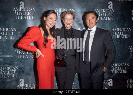 New York, Usa. Oktober 2023. (L-R) Elizabeth Chai Vasarhelyi, Annette Bening und Jimmy Chin besuchen die American Ballet Theatre Fall Gala im David H. Koch Theater im Lincoln Center in New York City. Quelle: SOPA Images Limited/Alamy Live News Stockfoto