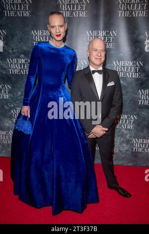 New York, Usa. Oktober 2023. Jordan Roth und Richie Jackson besuchen die American Ballet Theatre Fall Gala im David H. Koch Theater im Lincoln Center in New York City. Quelle: SOPA Images Limited/Alamy Live News Stockfoto