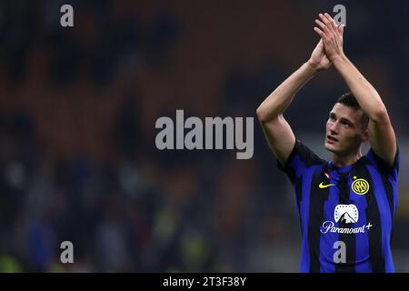 Mailand, Italien. Oktober 2023. Benjamin Pavard vom FC Internazionale feiert am 24. Oktober 2023 im Stadio Giuseppe Meazza in Mailand das Fußballspiel der UEFA Champions League zwischen dem FC Internazionale und dem FC Salzburg. Quelle: Marco Canoniero/Alamy Live News Stockfoto