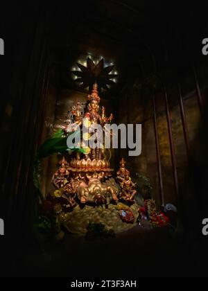 Kalkutta, Indien. Oktober 2023. Allgemeiner Blick auf die Hindu-Göttin Durga an einem vorübergehenden Gotteshaus während des Durga Puja Festivals. (Foto: Dipayan Bose/SOPA Images/SIPA USA) Credit: SIPA USA/Alamy Live News Stockfoto