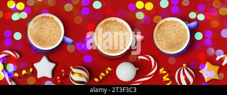 Dampfende Weihnachtskaffee Tasse roter Hintergrund Ornamente Süßigkeiten Rohr kreative Website Banner Design heiße Schokolade Getränk Becher Bokeh Lichter Cappuccino Kakao Stockfoto