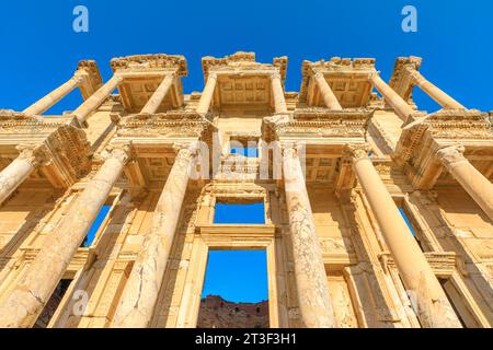 Die Celsus-Bibliothek in Ephesus ist ein bemerkenswertes Beispiel für das architektonische Genie, das von alten Gesellschaften der Türkei gezeigt wurde. Das 2. Jahrhundert n. Chr., einmal Stockfoto