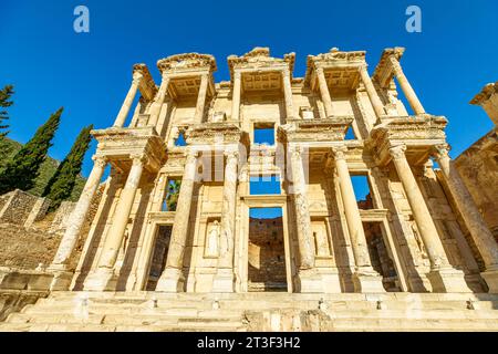 Ephesus archäologische Stätte der Türkei, in der Bibliothek des Celsus und dem Tor des Augustus. Diese beeindruckenden Bauwerke faszinieren Besucher und Stockfoto