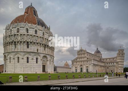 Die Piazza dei Miracoli mit dem Schiefen Turm in Pisa, Italien Stockfoto