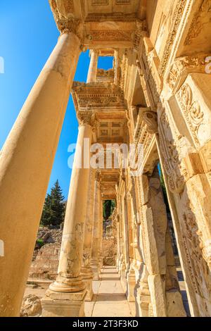 Celsus-Bibliothek und Augustus-Tor, in Ephesus-Stätte der Türkei. Die bemerkenswerte Lage zieht Touristen und Geschichtsinteressierte aus aller Welt an Stockfoto