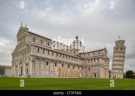 Die Piazza dei Miracoli mit dem Dom und dem Schiefen Turm in Pisa, Italien Stockfoto