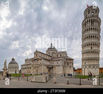 Die Piazza dei Miracoli mit dem Schiefen Turm in Pisa, Italien Stockfoto
