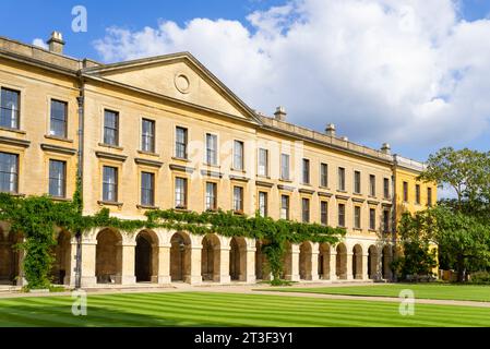 Oxford University Magdalen College das „neue“ Gebäude und das neue Gebäude Rasen am Magdalen College Oxford Oxfordshire England Großbritannien GB Europa Stockfoto