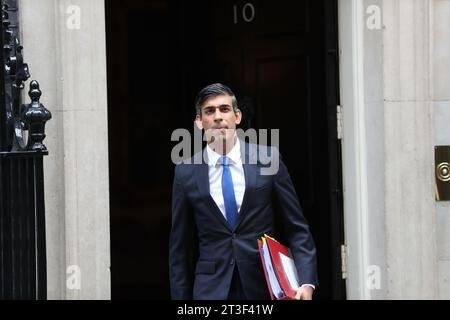 London, Großbritannien. Oktober 2023. Der britische Premierminister Rishi Sunak verlässt die Downing Street 10, um an den wöchentlichen Fragen des Premierministers der PMQ im Parlament teilzunehmen. Quelle: Uwe Deffner/Alamy Live News Stockfoto