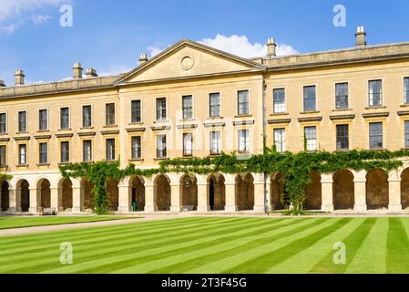 Oxford University Magdalen College das „neue“ Gebäude und das neue Gebäude Rasen am Magdalen College Oxford Oxfordshire England Großbritannien GB Europa Stockfoto