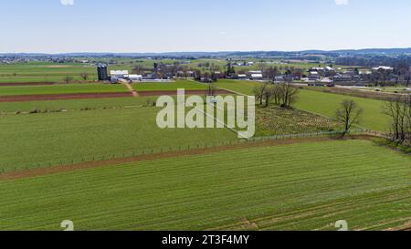 Ein Luftblick auf Pennsylvania Dutch Farmlands mit einem Amish Cemetery in ihm an einem sonnigen Frühlingstag Stockfoto