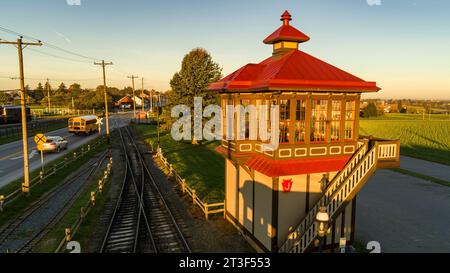 Strasburg, Pennsylvania, 28. Oktober 2021 - ein Blick aus der Luft auf einen restaurierten Railroad Switching Tower bei Sonnenaufgang Stockfoto