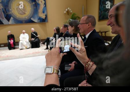 Vatikan, Vatikanstadt. Oktober 2023. Papst Franziskus empfängt in Privataudienz Delegation des United States Holocaust Memorial Museum in Washington DC im Vatikan Foto von Vatican MEDIA/Catholic Press Photo Credit: Independent Photo Agency/Alamy Live News Stockfoto