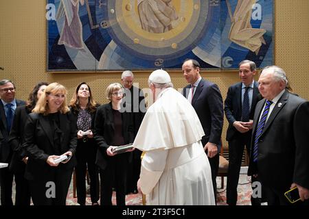 Vatikan, Vatikanstadt. Oktober 2023. Papst Franziskus empfängt in Privataudienz Delegation des United States Holocaust Memorial Museum in Washington DC im Vatikan Foto von Vatican MEDIA/Catholic Press Photo Credit: Independent Photo Agency/Alamy Live News Stockfoto