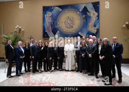 Vatikan, Vatikanstadt. Oktober 2023. Papst Franziskus empfängt in Privataudienz Delegation des United States Holocaust Memorial Museum in Washington DC im Vatikan Foto von Vatican MEDIA/Catholic Press Photo Credit: Independent Photo Agency/Alamy Live News Stockfoto