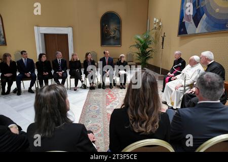 Vatikan, Vatikanstadt. Oktober 2023. Papst Franziskus empfängt in Privataudienz Delegation des United States Holocaust Memorial Museum in Washington DC im Vatikan Foto von Vatican MEDIA/Catholic Press Photo Credit: Independent Photo Agency/Alamy Live News Stockfoto