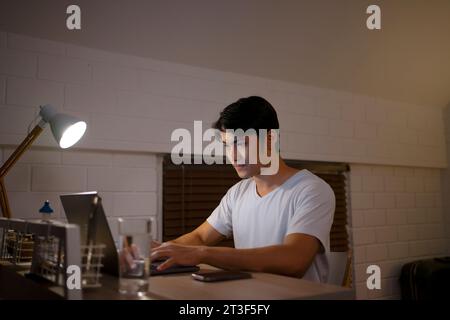 Ein Mann arbeitet spät in der Nacht. Nachtarbeit. Stockfoto