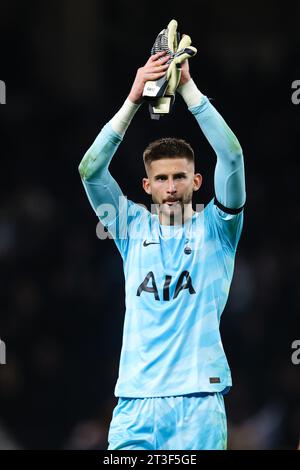 LONDON, UK - 23. Oktober 2023: Guglielmo Vicario von Tottenham Hotspur applaudiert den Fans nach dem Premier League-Spiel zwischen Tottenham Hotspur und Ful Stockfoto