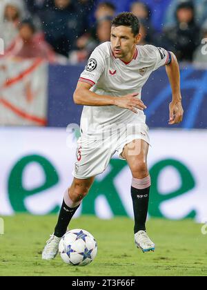 Sevilla, Spanien. Oktober 2023. Jesus Navas vom FC Sevilla spielte während des Spiels der UEFA Champions League Gruppe B zwischen Sevilla FC und Arsenal FC am 24. Oktober 2023 im Ramon Sanchez Pizjuan Stadium in Sevilla. (Foto: Antonio Pozo/PRESSINPHOTO) Credit: PRESSINPHOTO SPORTS AGENCY/Alamy Live News Stockfoto