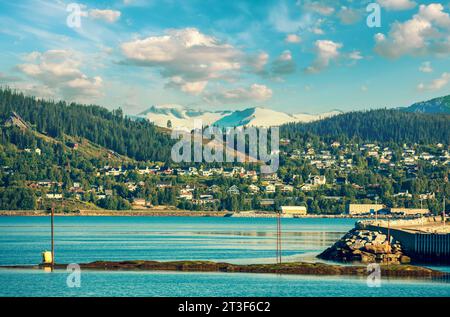 Panoramablick auf den Fjord und die Stadt Mo i Rana. Norwegen Stockfoto