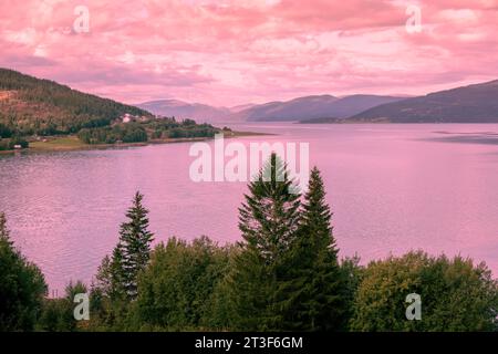 Fjord bei dramatischem Sonnenuntergang. Felsige Küste am Abend. Wunderschöne Natur Norwegens Stockfoto