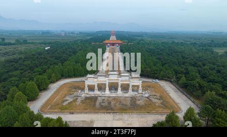 Zunhua, China - 27. August 2023: Luftaufnahmen des Gedenkbogens der östlichen Gräber der Qing-Dynastie und der architektonischen Landschaft des Stockfoto