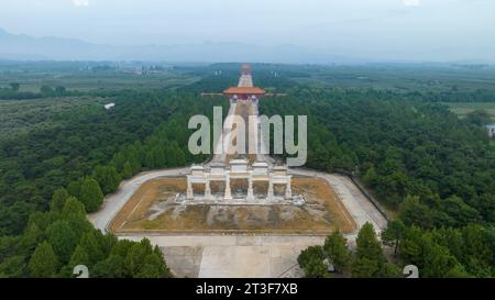 Zunhua, China - 27. August 2023: Luftaufnahmen des Gedenkbogens der östlichen Gräber der Qing-Dynastie und der architektonischen Landschaft des Stockfoto