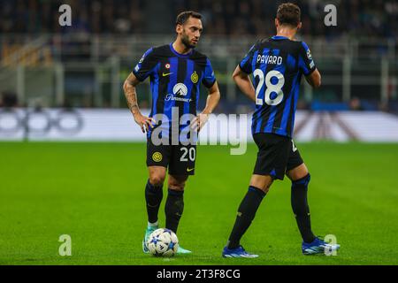 Mailand, Italien. Oktober 2023. Hakan Calhanoglu vom FC Internazionale (L) spricht mit Benjamin Pavard vom FC Internazionale (R) während der Gruppenphase der UEFA Champions League 2023/24 – Gruppenspiel der Gruppe D zwischen dem FC Internazionale und dem FC Red Bull Salzburg im Giuseppe Meazza Stadium. Quelle: SOPA Images Limited/Alamy Live News Stockfoto