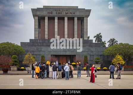 Eine Gruppe asiatischer Touristen steht vor dem Granitmausoleum mit dem einbalsamierten Körper des verehrten vietnamesischen kommunistischen Führers Ho Chi Minh auf der capi Stockfoto