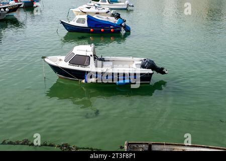 Boote liegen in Harbour Sand, St. Ives Stockfoto