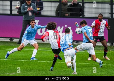 Rotterdam, Niederlande. Oktober 2023. Rotterdam - Gjivai Zechiel von Feyenoord O19, Matteo Dutu von SS Lazio O19 während der dritten Etappe der UEFA Youth League Gruppenphase zwischen Feyenoord O19 und SS Lazio O19 am 25. Oktober 2023 in Rotterdam, Niederlande. Credit: Box to Box Pictures/Alamy Live News Stockfoto