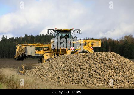 ROPA Euro-Maus 4 selbstfahrender Reiniger-Lader für Zuckerrüben auf dem Feld mit einem Haufen geernteter Zuckerrüben. Salo, Finnland. Oktober 2023. Stockfoto