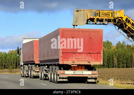 ROPA Euro-Maus-Reiniger-Lader, der neu geerntete Zuckerrüben für den Transport auf Lkw-Anhänger lädt. Rückansicht. Salo, Finnland. Oktober 2023. Stockfoto