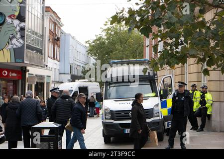 Chelmsford Essex, Großbritannien. Oktober 2023. Die Polizei von Essex setzt Live-Gesichtserkennung (LFR) in Chelmsford Essex ein. Kreditgeber: Ian Davidson/Alamy Live News Stockfoto