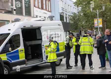 Chelmsford Essex, Großbritannien. Oktober 2023. Die Polizei von Essex setzt Live-Gesichtserkennung (LFR) in Chelmsford Essex ein. Kreditgeber: Ian Davidson/Alamy Live News Stockfoto