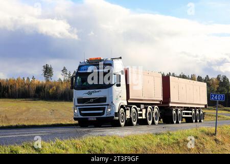 Der weiße Volvo FH Lkw-Kipper transportiert neu geerntete Zuckerrüben zur Zuckerfabrik Sucros Oy in Sakyla. Salo, Finnland. Oktober 2023. Stockfoto