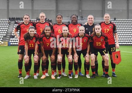 Tubize, Belgien. Oktober 2023. Belgische Spieler posieren für ein Mannschaftsfoto vor einem Fußballspiel zwischen den belgischen und irischen U19-Nationalmannschaften für die U19-Europameisterschaft 2014, Runde 1 am Mittwoch, den 25. Oktober 2023, in Tubize, Belgien. Quelle: Sportpix/Alamy Live News Stockfoto