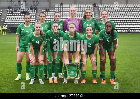 Tubize, Belgien. Oktober 2023. Spieler aus Irland posieren für ein Mannschaftsfoto vor einem Fußballspiel zwischen den belgischen und irischen U19-Nationalmannschaften für die U19-Europameisterschaft der Frauen 2014 Runde 1 am Mittwoch, den 25. Oktober 2023, in Tubize, Belgien. Quelle: Sportpix/Alamy Live News Stockfoto