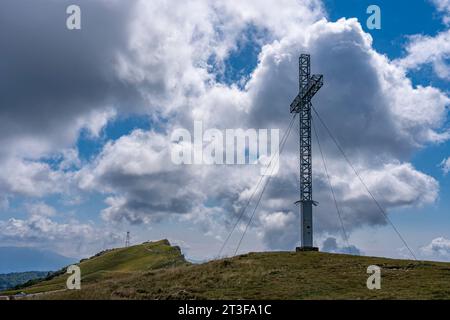 Grand Colombier Pass. Blick auf das Kreuz des Grand Colombier, den Wald, die Straße und die Berge dahinter Stockfoto