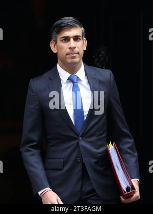 London, Großbritannien. Oktober 2023. Der britische Premierminister Rishi Sunak verlässt die Downing Street 10, um an den wöchentlichen Fragen des Premierministers der PMQ im Parlament teilzunehmen. Quelle: Uwe Deffner/Alamy Live News Stockfoto