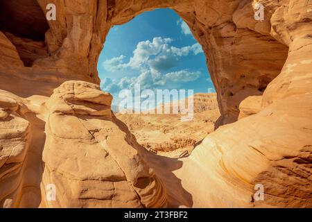 Arch im Fels. Wüste Landschaft. Timna Park. Israel Stockfoto