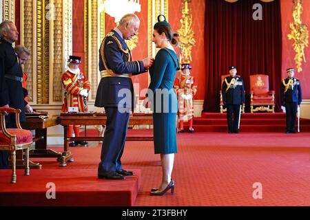 Frau Tanya Steele aus London, Chief Executive, WWF UK, wird von König Karl III. Im Londoner Buckingham Palace zur Kommandeurin des Order of the British Empire ernannt. Die Auszeichnung würdigt Verdienste um die Tierwelt und die Umwelt. Bilddatum: Mittwoch, 25. Oktober 2023. Stockfoto