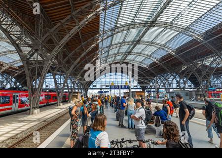 Leipzig – 11. August 2023: Der Hauptbahnhof ist der Hauptbahnhof in Leipzig, der die Stadt mit Dresden und Berlin verbindet. Stockfoto