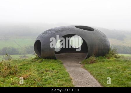 Das Atom wurde von Peter Meacock, Andrew Edmunds und Katarina Novomestska entworfen und 2006 fertiggestellt. Es befindet sich auf dem Hügel oberhalb von Wycoller Co Stockfoto